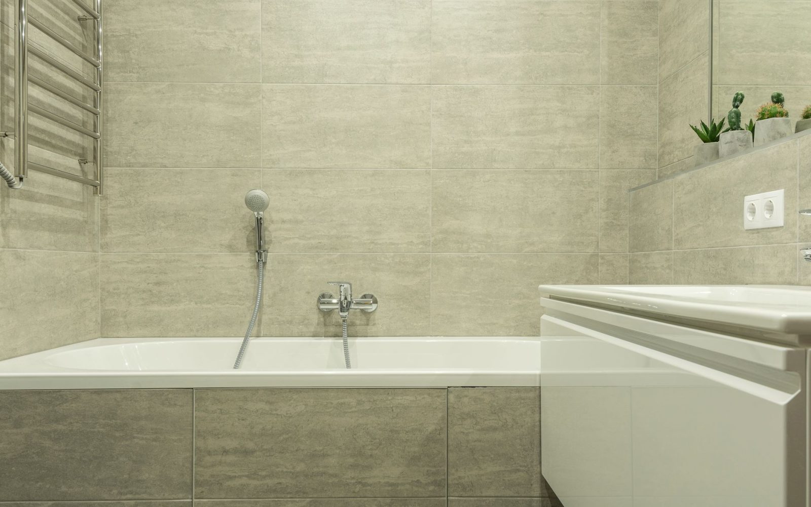 Helles, neu gefliestes Badezimmer mit Badewanne